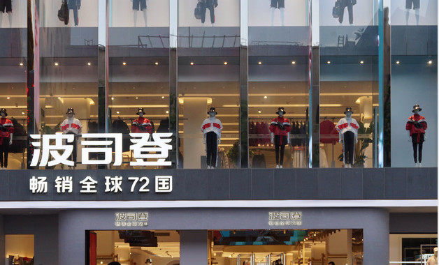 羽绒服掉毛粘在衣服上怎么办
