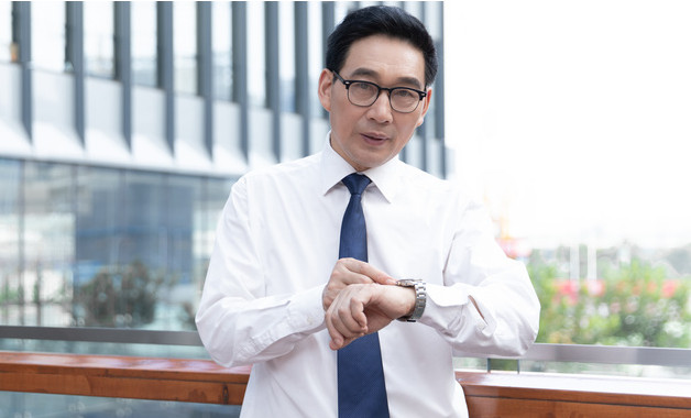 阿玛尼手表扣怎么解开